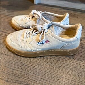 Autry Women’s Low-Top Suede Sneakers in Beige with Gum Sole size 39